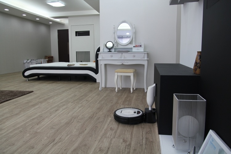 Moderna robotdammsugare rund-platt-modern-lägenhet