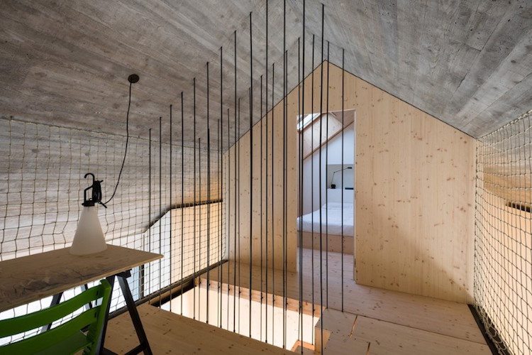 modernt ett-rums hus betongträ transparenta skiljeväggar