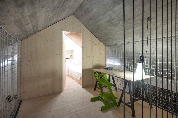 ett-rums hus betongtak trä rumsdelare nätrep
