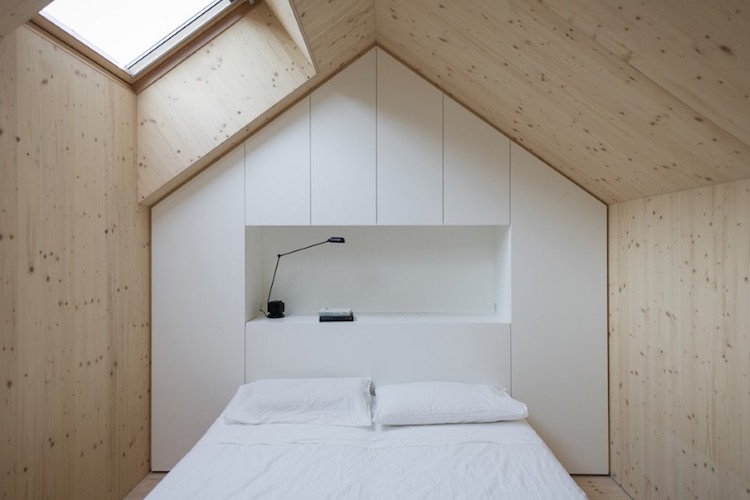 minimalistisk sovrum takfönster träbeklädnad vit