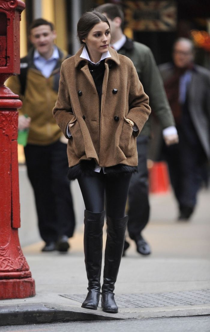 Svart-läder-stövlar-med-en-bred-axel-platt-sula-Olivia-Palermo
