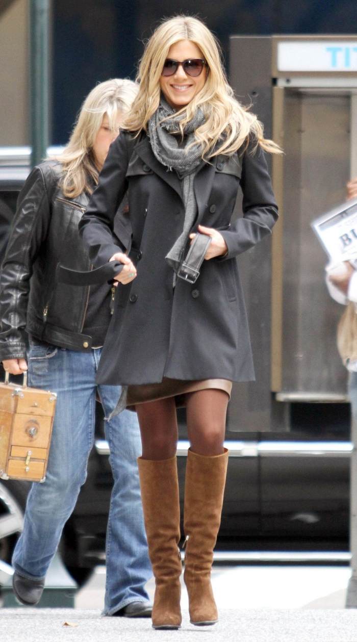 jennifer-aniston-vinter-outfit-brun-mocka-stövlar-med-klackar