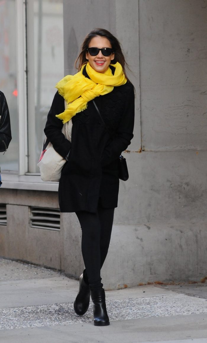 jessica-alba-vinter-styling-svart-kappa-läder-stövlar-gul-halsduk-accentuerad