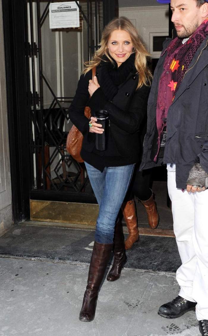 brun-läder-stövlar-med-platt-sulor-kombinerade-med-jeans-outfit-idéer