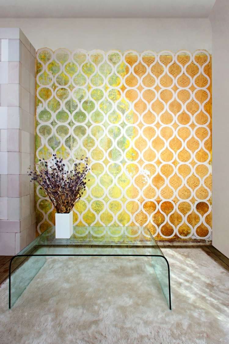 Modern tapet färgglad-vägg-beige-linjer-glas-soffa