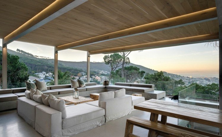 terrass-idéer-vit-lounge-möbler-indirekt-belysning-träbjälkar