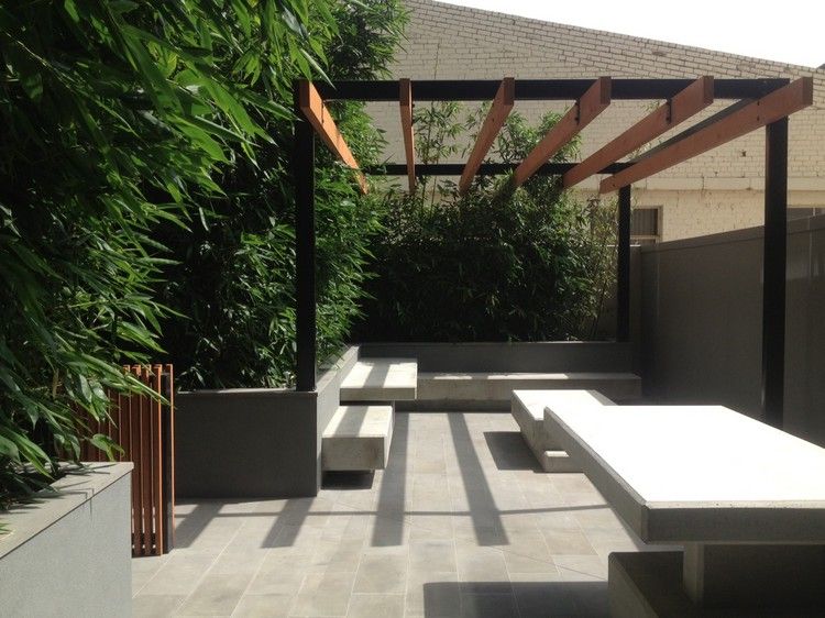 modern-terrass-idéer-betong-minimalistisk-pergola-bambu växter