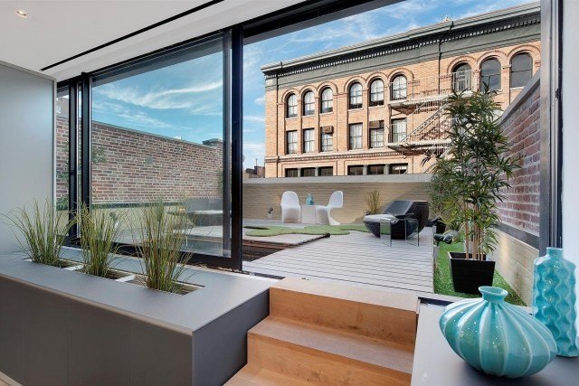 idéer-terrass-design-konstgjord-gräs-matta-lounge-möbler