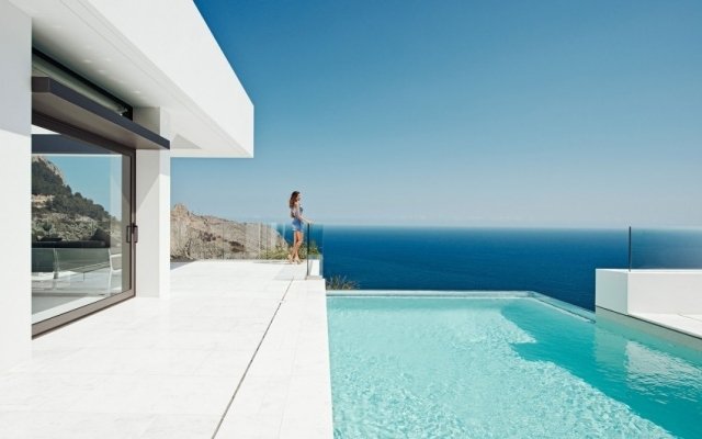 terrass-idéer-glas-räcke-fri utsikt-pool