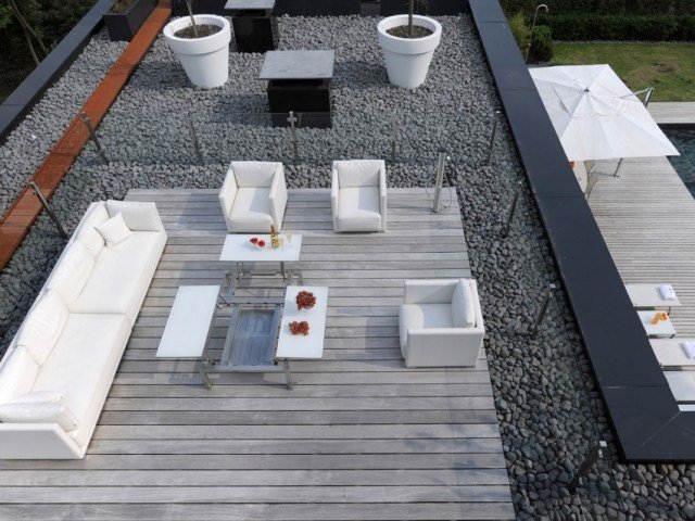 takterrass-trä-grå-småsten-vita-möbler