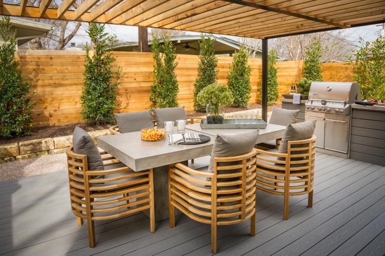 terrass-design-bilder-trä-integritet-staket-betong-matbord-grått-trä-plankgolv