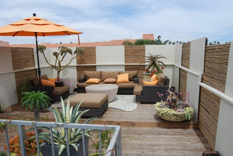Takterrass-sekretess-skärm-rotting-lounge-möbler-orange-parasoll-kuddar