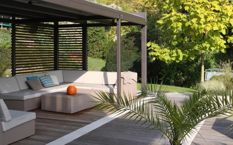 trädgård design-terrass-stål-pergola-taupe-rotting-möbler