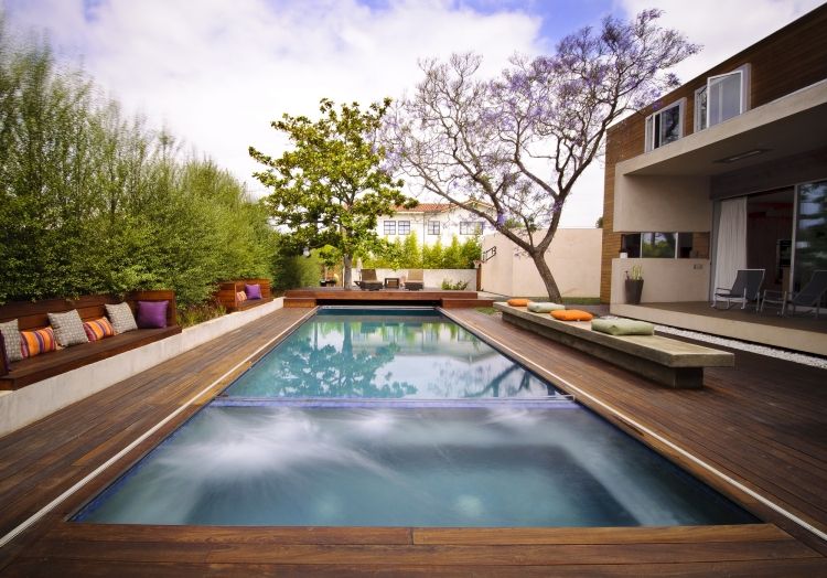 trädgård design-pool-trä-terrass-betong-bänk-sekretess-skärm-grönning