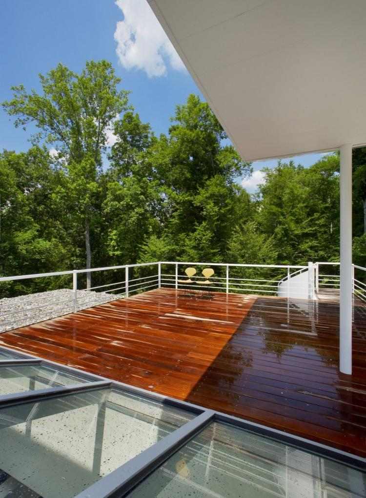 trädgårdsdesign-terrass-modern-design-trägolv-övervåning-utsikt-träd-natur