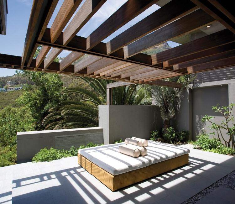 Terrass och trädgård design-modern-design-pergola-trä-skugga-solstol-daybed