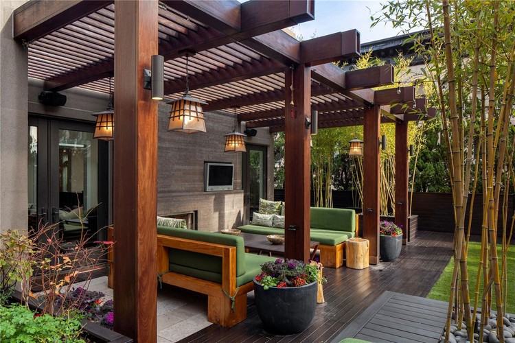 Modern-terrass-tak-idéer-trä-lamell-tak-bambu-växter-dekoration