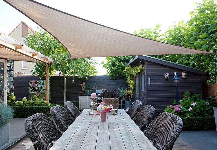 modern-terrass-tak-idéer-sol-segel-triangel-form-matplats-trädgård