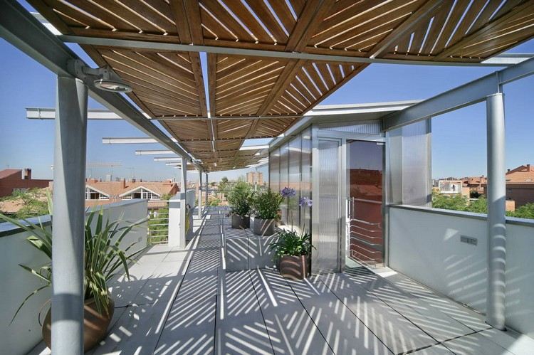 modern-terrass-tak-idéer-stål-stöd-struktur-trä-panel-ljus-lek