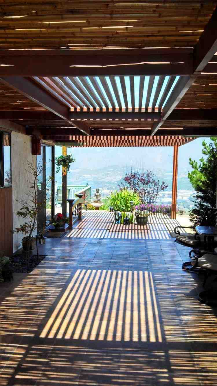 Terrass tak-trä-bambu stolpar-lek av ljus