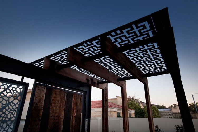 Moderna takterrasser för uteplats-träpelare-metall-laserskurna paneler