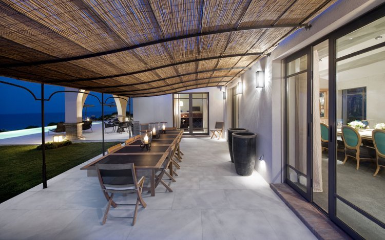 modern-terrass-tak-bambu-stål-konstruktion-belysning-trädgårdsmöbler