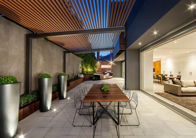 Moderna uteplats takläggning idéer-aluminiumkonstruktion-trä lameller-tak-matplats