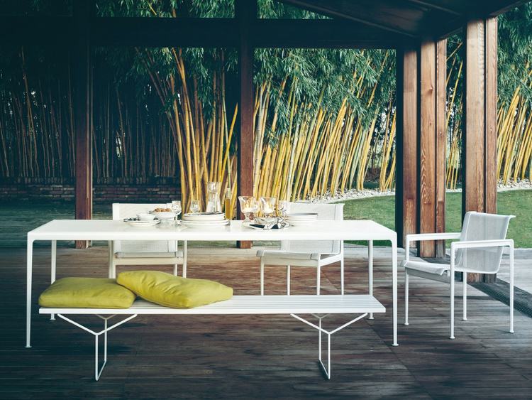 modern terrass design trädgårdsmöbler-pulverlackerad-aluminium-vit-bänk-matbord