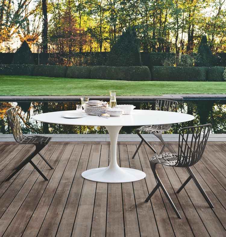 modern-terrass-design-oval-matbord-piedestal-bord-svarta stolar