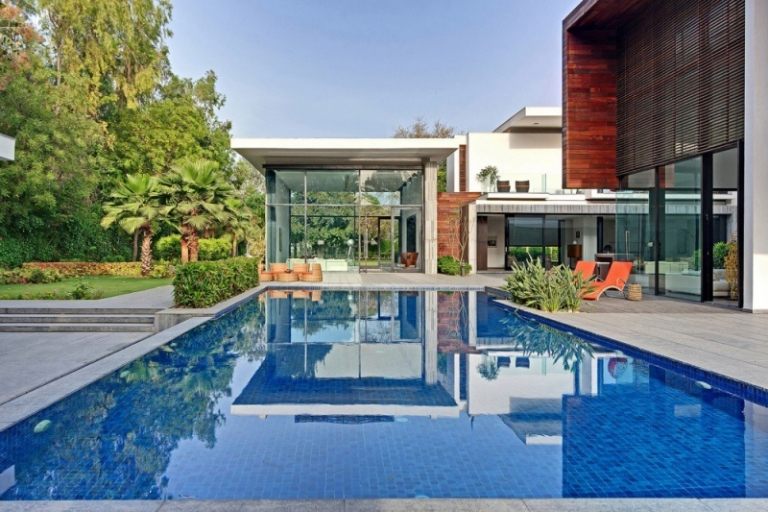 modern-terrass-design-pool-graeser-träd-trädgården