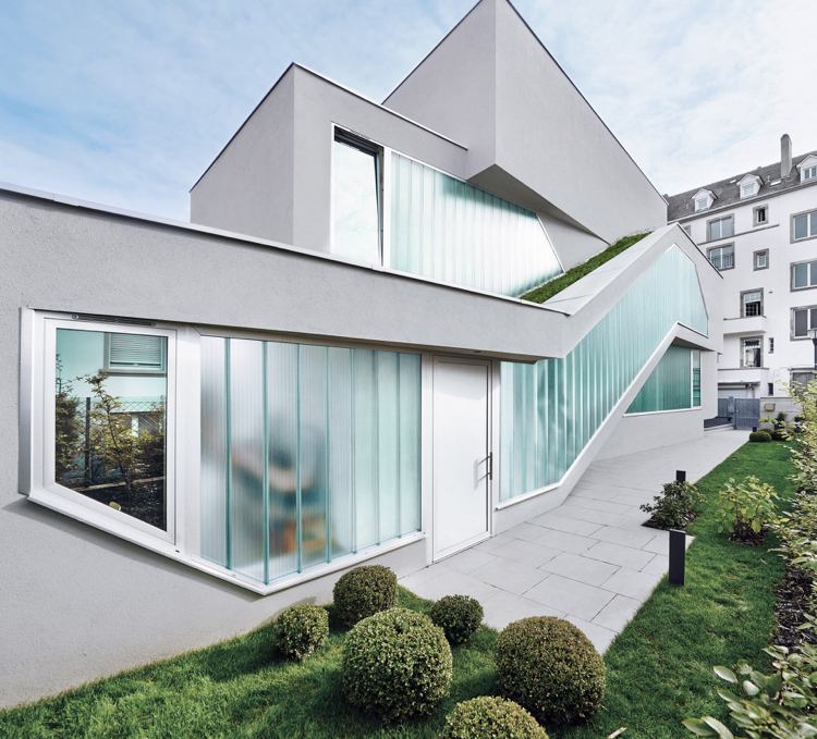modern-trappor-barn-rutschbana-design-vit-glas-vägg-hus