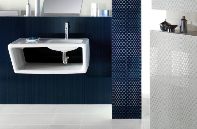 badrumsdesign mosaikplattor blå och vit italiensk design modern