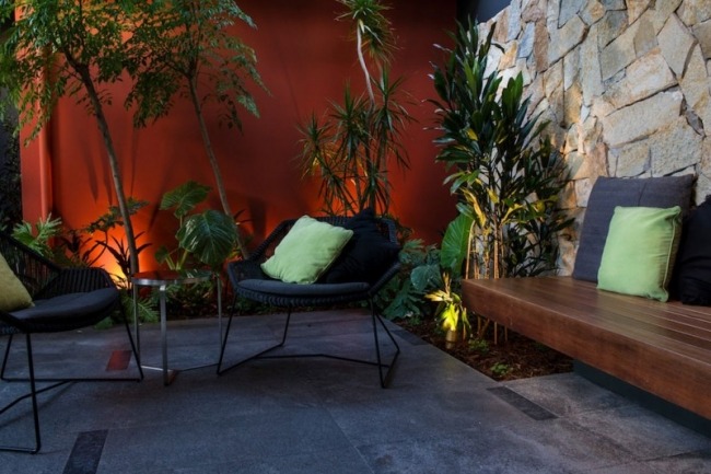 Träbänk i trädgårdsmetallstolarna utomhusdesign Karrinyup-Courtyards Design
