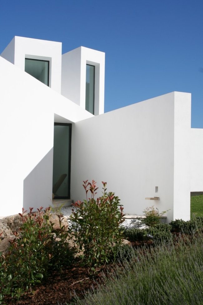 smala fönster el viento modernt hus på marmorsten