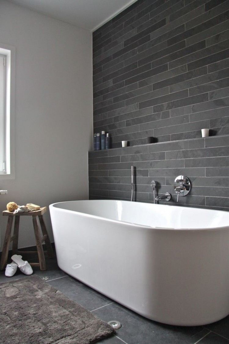 grå vägg som accent i badrumsidén för modern väggdesign