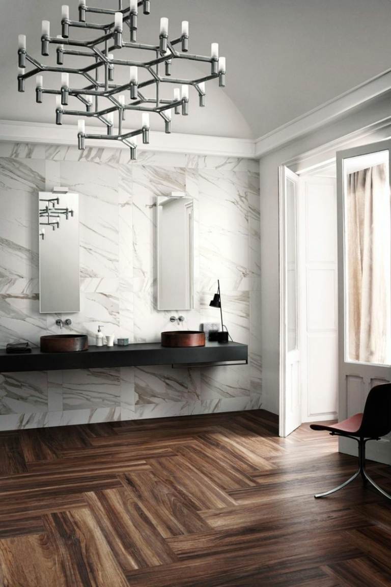 väggdesign i badrummet parkett vit marmor väggkonsol handfat