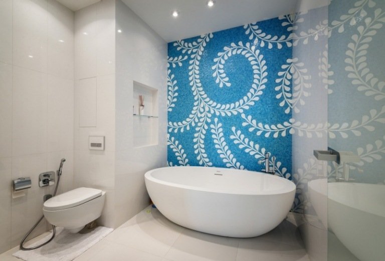 vägg-design-badrum-kakel-vit-mosaik-deco-blå-blommig