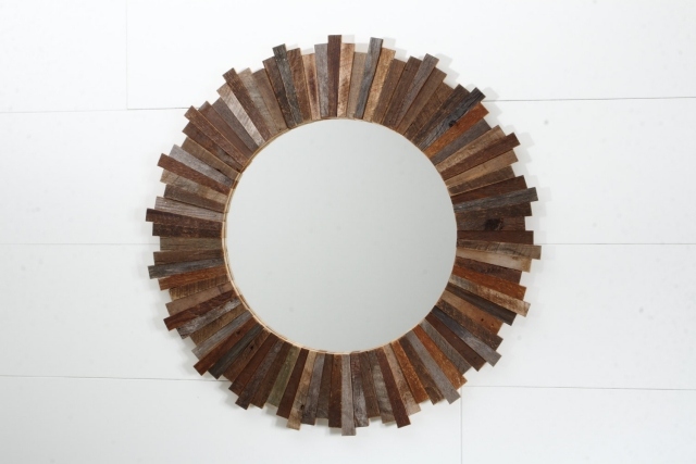 form Sonnenschein-Design spegel tillverkad av återvunnet trä
