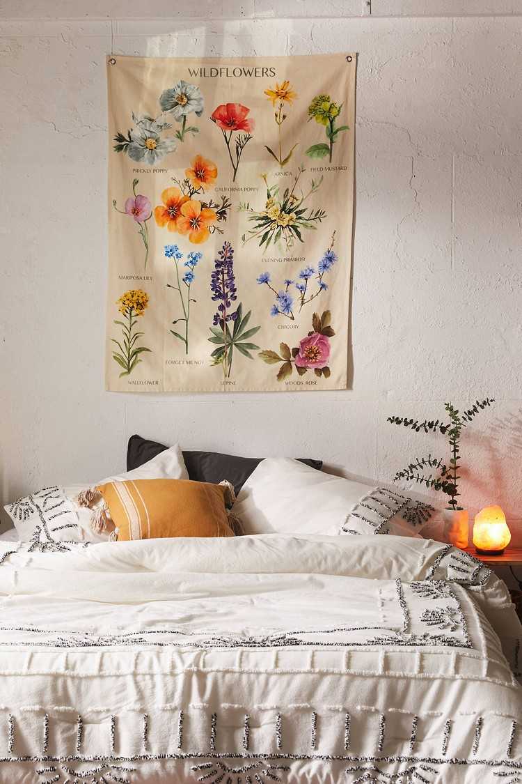 hängande moderna gobelänger med blommotiv över sängen