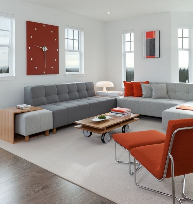 modernt-vardagsrum-grå-orange-trämöbler-stor-väggklocka
