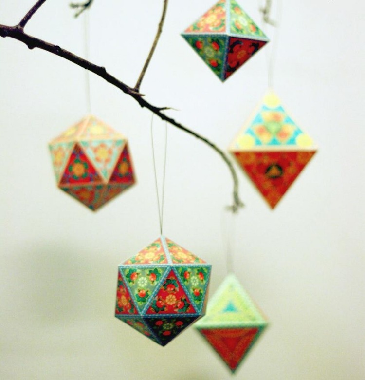 Juldekorationer-gör-det-själv-moderna-papper-figurer-icosahedron-färgade-papper-hängande-grenar