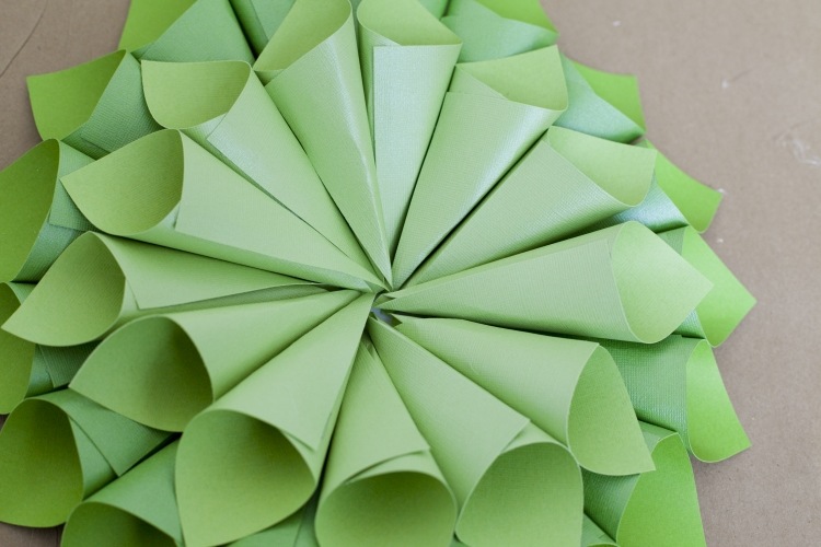 gör-det-själv-pyssel-juldekorationer-modernt-papper-jul-träd-grönt-papper-papper-tratt-ordna