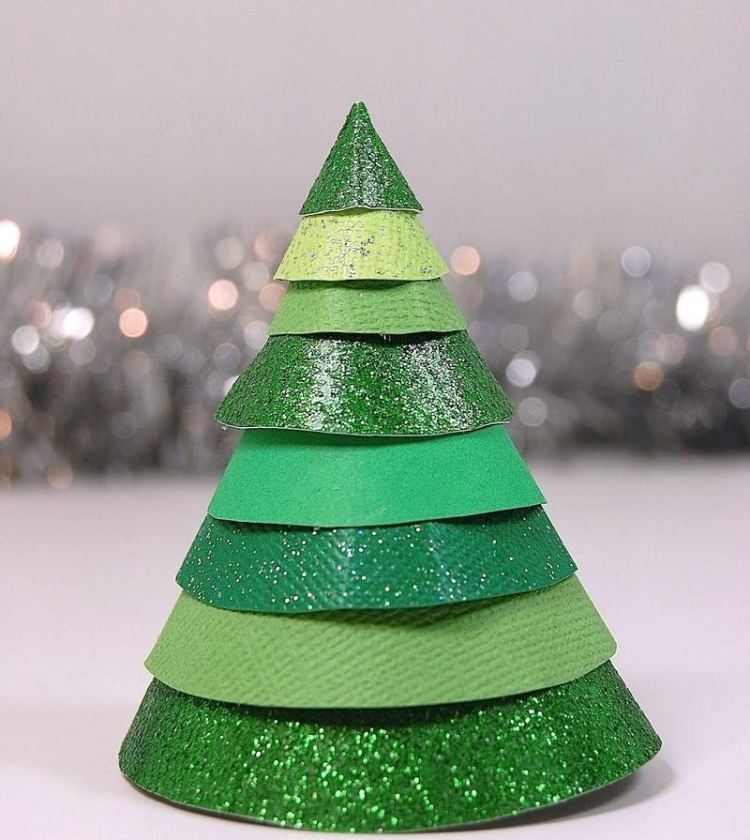 pyssla-själv-juldekorationer-modernt-papper-jul-träd-kottar-grönt-glitter-ovanpå varandra