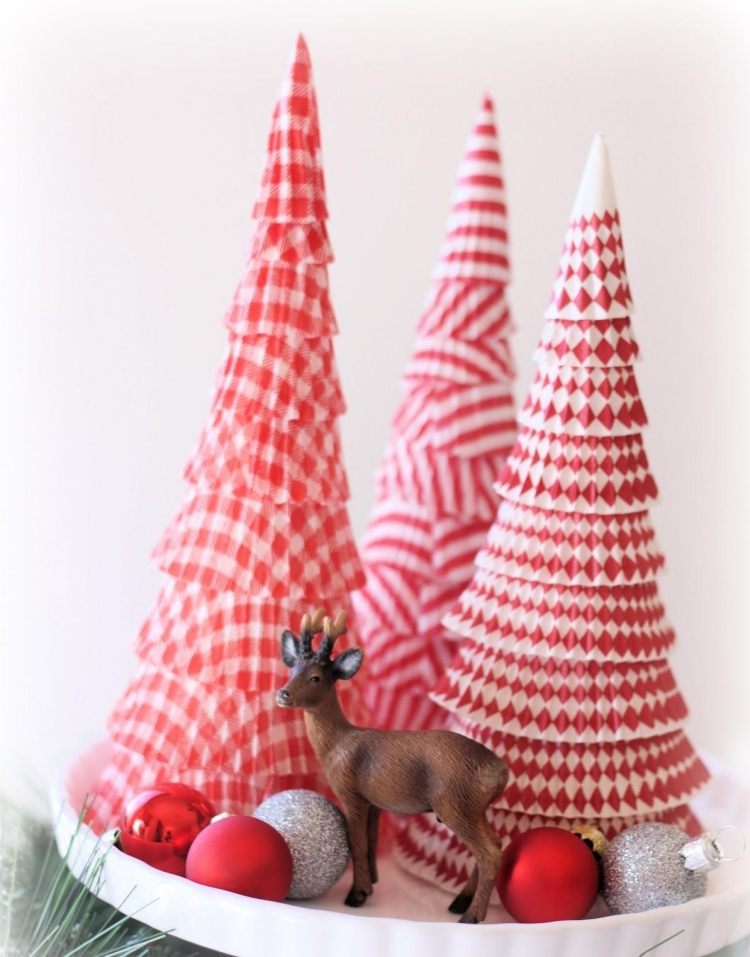 juldekoration-gör-det-själv-modernt-papper-julgran-muffinsformar-vit-röd