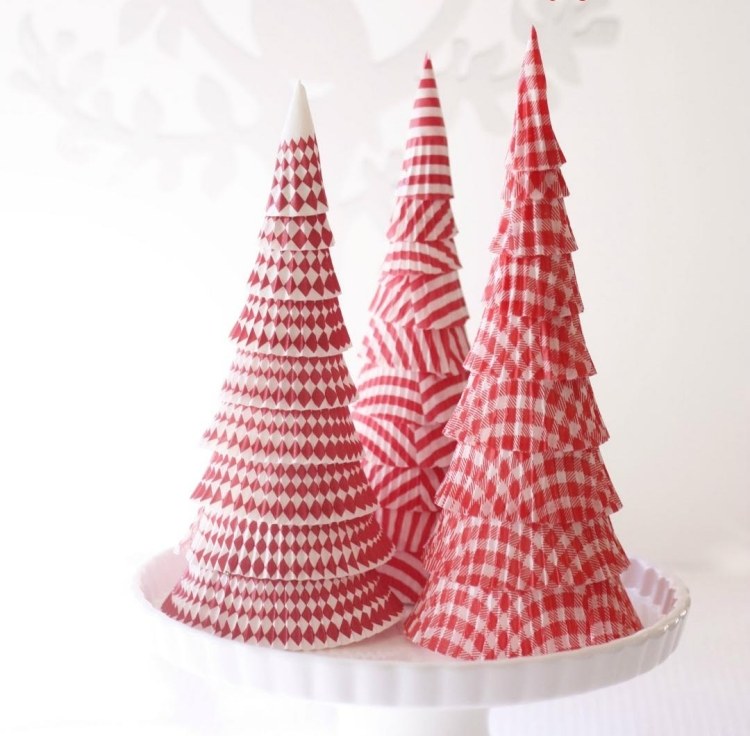 Julpynt-gör-det-själv-pyssel-modernt-papper-julgran-muffinsformar-vit-röd-kreativ