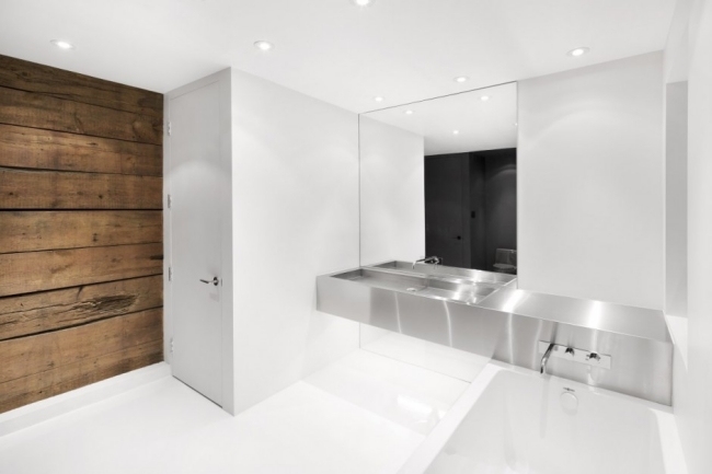 lägenhet montreal badrum trävägg rostfritt stål kontrast