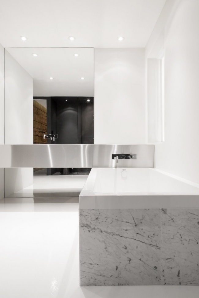 badrum marmor badkar rostfritt stål fåfänga vita väggar