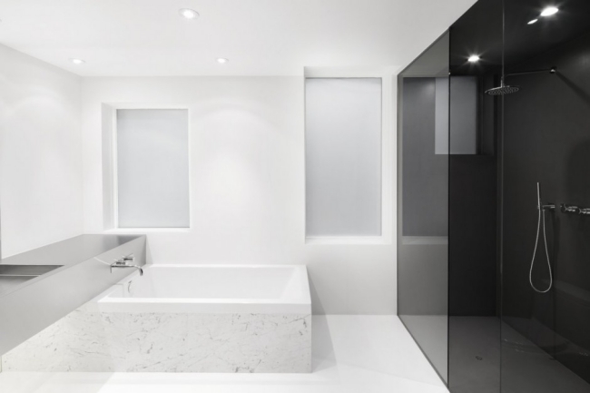 modernt badrum rostfritt stål fåfänggrå epoxihartsdusch