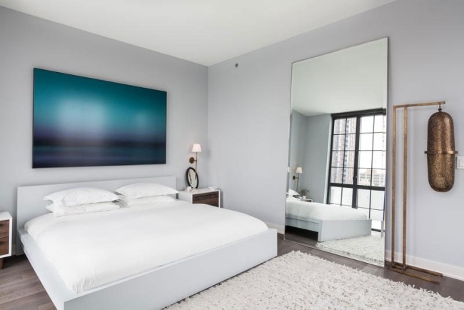 sovrum design vit säng grå och vit väggfärg