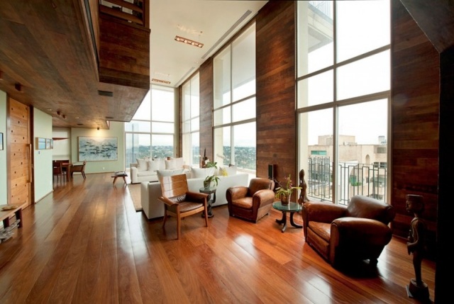 Loft lägenhet glas fönster från golv till tak fönster vägg lounge soffa sittgolv trägolv